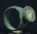 Romain - Bague en bronze - 200 / 500 ap. J.-C.
Grande bague en bronze à chaton large et plat. Quelques dépôts. Dimensions : 30 * 230 mm.