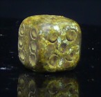 Romain - Dé en bronze - 100 / 300 ap. J.-C.
Petit dé à jouer en bronze. Petits dépôts de terre dans les trous du dé. Dimensions : 9 * 9 mm.
