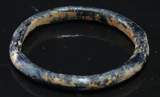 Romain - Bracelet en pâte de verre - 100 / 300 ap. J.-C.
Joli bracelet en pâte de verre de couleur bleu-nuit. Le bracelet est petit, probablement des...