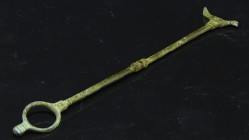 Romain - Epingle ou stilet en bronze - 100 / 300 ap. J.-C.
Epingle ou stilet en bronze orné d'une moulure au centre, d'un oiseau à son extrémité haut...