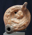 Romain - Lampe à huile en terre cuite "Tête de femme" - 200 / 400 ap. J.-C.
Très belle lampe à huile en terre cuite ornée d'une frise de dessins vari...