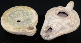Romain - Lot de 2 lampes à huile - 0 / 400 ap. J.-C.
Lot de 2 petites lampes à huile au médaillon rond en creux pour la première. Importants manques ...