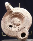Romain - Lampe à huile - Tête féminine à droite - 100 / 300 ap. J.-C.
Lampe à huile ronde en terre cuite de couleur rouge ornée d'une tête féminine à...