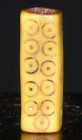 Romain - Pion de jeu en ivoire - 200 / 300 ap. J.-C.
Pion de jeu en ivoire de forme allongée recouvert d'osselles. Dimension : 30 mm.