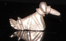 Romain - Canard en argent - 100 / 300 ap. J.-C.
Petit canard en argent probablement un élément de décoration de bracelet. Dimension : 20 mm.