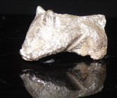 Romain - Souris en argent - 100 / 300 ap. J.-C.
Petite souris en argent probablement à caractère votif, jolie patine. Dimension : 20 mm.