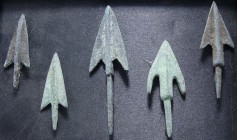 Romain - Lot de 5 pointes de flèche ou garots en bronze - 0 / 400 ap. J.-C.
Ensemble de 5 pointes de flèche ou garots en bronze allant de 45 à 75 mm....