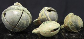 Romain - Lot de 4 grelots en bronze - 100 / 300 ap. J.-C.
Ensemble de 4 grelots en bronze de formes et tailles diverses allant de 30 à 40 mm.