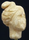 Romain - Tête en marbre - 100 / 300 ap. J.-C.
Jolie et fine tête en marbre blanc représentant un visage féminin joliment coiffé. Dimension : 55 mm....