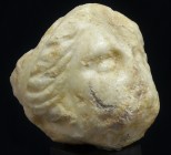 Romain - Tête en marbre - 100 / 300 ap. J.-C.
Grande tête en marbre blanc représentant un visage féminin jouflu, coiffé d'une grosse tresse. Manque s...