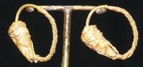 Byzantin - Boucles d'oreilles torsadées en or - 500 / 700 ap. J.-C.
Boucles d'oreilles torsadées, terminées par une perle en or conique richement déc...