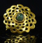 Période islamique - Boucle d'oreille en or - 1300 ap. J.-C.
Boucle d'oreille en or, ciselée en forme de fleur avec en son centre une pierre de couleu...