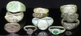 Epoques diverses - Lot de 11 bagues en bronze
Ensemble de 11 bagues époque romaine à médiévale.