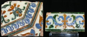 Hispano-Mauresque - Lot de 2 carreaux de faïence - 1500 ap. J.-C.
Ensemble de 2 carreaux de faïence de forme carrée et rectangulaire en céramique à d...