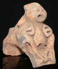 Précolombien - Fragment de anse - 1000 / 1600 ap. J.-C.
Fragment de anse en terre cuite ornée d'un singe hurlant. Dimensions 62 * 37 mm.