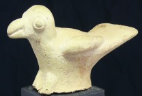 Précolombien - Oiseau en terre cuite - 1000 / 1600 ap. J.-C.
Grand oiseau en terre cuite de couleur beige, les ailes posées sur le dos. Dimensions : ...
