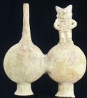 Précolombien - Pérou Chancay - Carafe à double panse - 800 /1500 ap J.-C.
Très belle carafe à double panse recouverte d'une engobe beige. L'un des co...
