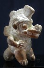 Maya - Panama - Chirigi - Ocarina en terre cuite - 800 / 1200 ap. J-C.
Ocarina en terre cuite représentant le dieu Crocodile debout, les mains posées...