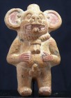 Maya - Guatemala - Statuette sifflet en terre cuite - 200 / 600 ap. J-C.
Très belle statuette zoomorphe en terre cuite à tête de chauve souris. Le pe...