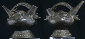 Précolombien - Pérou - Lambayeque - Carafe anthropomorphe - 800 /1500 ap. J.-C.
Magnifique carafe à col double (manque l'un des deux) incliné. La car...