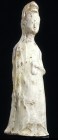 Chine - Tang - Statuette en terre cuite - 618 / 907 ap. J.-C. 
Importante statuette en terre cuite de couleur blanche représentant une dame de cour e...