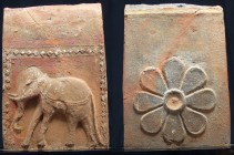 Asie du sud est - Tuile de fêtage en terre cuite - 1600 / 1800 ap. J.-C.
Belle tuile de fêtage de couleur rouge ornée d'un côté d'un éléphant et de l...