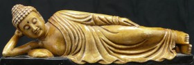 Asie - Boudha en pierre - 20ème siècle
Grand Boudha en pierre de couleur miel. Le personnage est allongé, la tête reposant sur l'avant bras droit. Di...