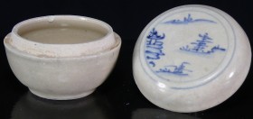 Vietnam - Dynastie Ming - Boîte à parfum - Provenant de l'épave Hoï An. XVème siècle
Boite à parfum recouverte d'une glaçure blanche - Décor en bleu ...