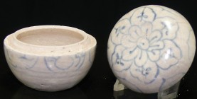 Vietnam - Dynastie Ming - Boîte à parfum - Provenant de l'épave Hoï An. XVème siècle
Boite à parfum recouverte d'une glaçure blanche - Décor en bleu ...