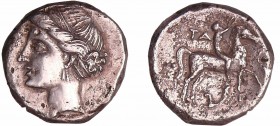 Calabre - Tarente - Taras - Didrachme (302-281 av. J.-C.)
A/ Tête de nymphe à gauche.
R/ Cavalier à droite.
TTB
GC.368-Valsto.1039
Ar ; 6.76 gr ;...