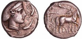 Sicile - Syracuse - Hiéron Ier, tyran de Syracuse (478-467 avant J.-C.) - Tétradrachme
A/ Anépigraphe. Bige au pas à droite, conduit par un aurige te...