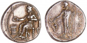 Cilicie - Nagidos - Statère (374-356 av. J.-C.)
A/ Aphrodite assise à gauche. Elle est couronnée par Eros debout derrière sur un cippe. 
R/ ΝΑΓΙΔΕΩΝ...