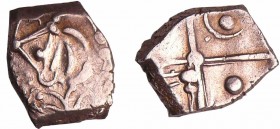 Cadurques - Drachme "à la tête triangulaire" (152-52 av. J.-C.)
A/ Anépigraphe. Tête à gauche. 
R/ Anépigraphe. Croix bouletée au centre, formée de ...