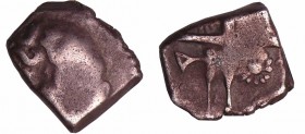 Pétrocores - Drachme au style flamboyant (152-52 av. J.-C.)
A/ Anépigraphe. Tête à gauche. 
R/ Anépigraphe. Croix bouletée au centre, formée de quat...