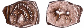 Rutènes - Drachme au sanglier - Type de Fouzilhon
A/ Tête à gauche, la chevelure à deux rangées de tresses torsadées au lieu de boucles, le cou orné ...