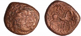 Eduens - Statère, type de Chenôves (70-50 av. J.-C.)
A/ Tête à droite, deux volutes devant la bouche.
R/ Cheval à droite, surmonte d'un aurige avifo...