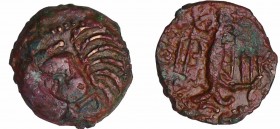 Carnutes - Bronze à l'aigle et à la rouelle (52 av. J.-C.)
A/ Tête stylisée à droite, l'œil triangulaire et les mèches de cheveux parallèles. 
R/ Ai...