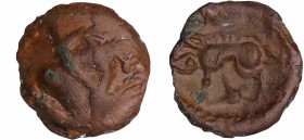Bellovaques - Bronze au personnage agenouillé (1er siècle av.)
A/ Personnage agenouillé à droite, la tête tournée à droite. 
R/ Sanglier enseigne à ...