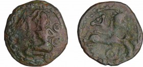 Bellovaques - Bronze au personnage agenouillé (60-40 av. J.-C.)
A/ Personnage agenouillé à gauche tenant un arc.
R/ Cheval à droite en-dessous un ce...