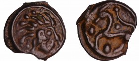 Sénons - Potin à la tête d'indien (52 av. J.-C.)
A/ Tête d'indien à droite.
R/ Cheval stylisé au pas à gauche.
TTB+
LT.7417
Pot ; 5.42 gr ; 18 mm...