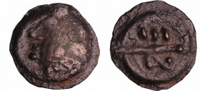 Bellovaques - Potin aux chevrons (50-20 av. J.-C.)
A/ Anépigraphe. Tête stylisée à gauche. 
R/ Anépigraphe. Flan partagé en deux ; au-dessus un S co...