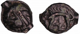 Leuques - Potin à la tête d’indien (75-50 av. J.-C.)
A/ Tête bandée à gauche, les cheveux représentés par trois mèches, le cou par quatre petits trai...