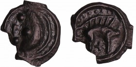 Aulerques Eburovices - Potin au sanglier enseigne (75-50 av. J.-C.)
A/ Tête stylisée à gauche, l'œil, le nez et la bouche représentés par des globule...
