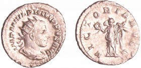Philippe 1er - Antoninien (245, Rome) - La Victoire
A/ IMP M IVL PHILIPPVS AVG Buste radié et drapé à droite. 
R/ VICTORIA AVGG. La Victoire debout ...