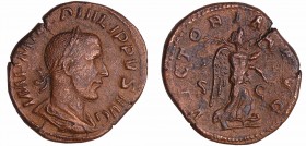 Philippe 1er - Sesterce - (244-245, Rome) - La Victoire
A/ IMP M IVL PHILIPPVS AVG Buste lauré à droite. 
R/ VICTORIA AVG. La Victoire marchant à dr...