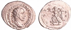 Trajan Dèce - Antoninien (250, Rome) - La Victoire
A/ IMP C M Q TRAIANVS DECIVS AVG Buste radié et drapé à droite. 
R/ VICTORIA AVG. La Victoire mar...