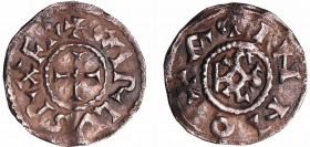 Charlemagne (768-814) - Denier (Agen)
A/ + CARLVS REX FR entre deux grénétis Croix.
R/ + AGINNO Monogramme de Carolus.
TTB
Nou.82-Prou.792-794
Ar...
