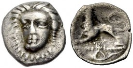 GRIECHISCHE MÜNZEN
KAMPANIEN.  PHISTELIA.  Obol um 400 v. Chr. Weiblicher Kopf mit Halskette von vorne, leicht n.l. gewendet. Rv. Löwe auf einer Perl...