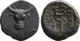 KINGS OF PAPHLAGONIA. Pylaimenes II/III Euergetes (Circa 133-103 BC). Ae.
Obv: Facing boukranion.
Rev: ΒΑΣΙΛΕΩΣ / ΠYΛAIMENOY EYEPΓETOY.
Winged kerykei...