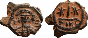 MAURICE TIBERIUS (582-602). Decanummium. Nicomedia.
Obv: Crowned and cuirassed bust facing.
Rev: Large I; cross above, star to left and right; NIKO.
S...
